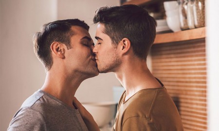 gays qui s'embrassent